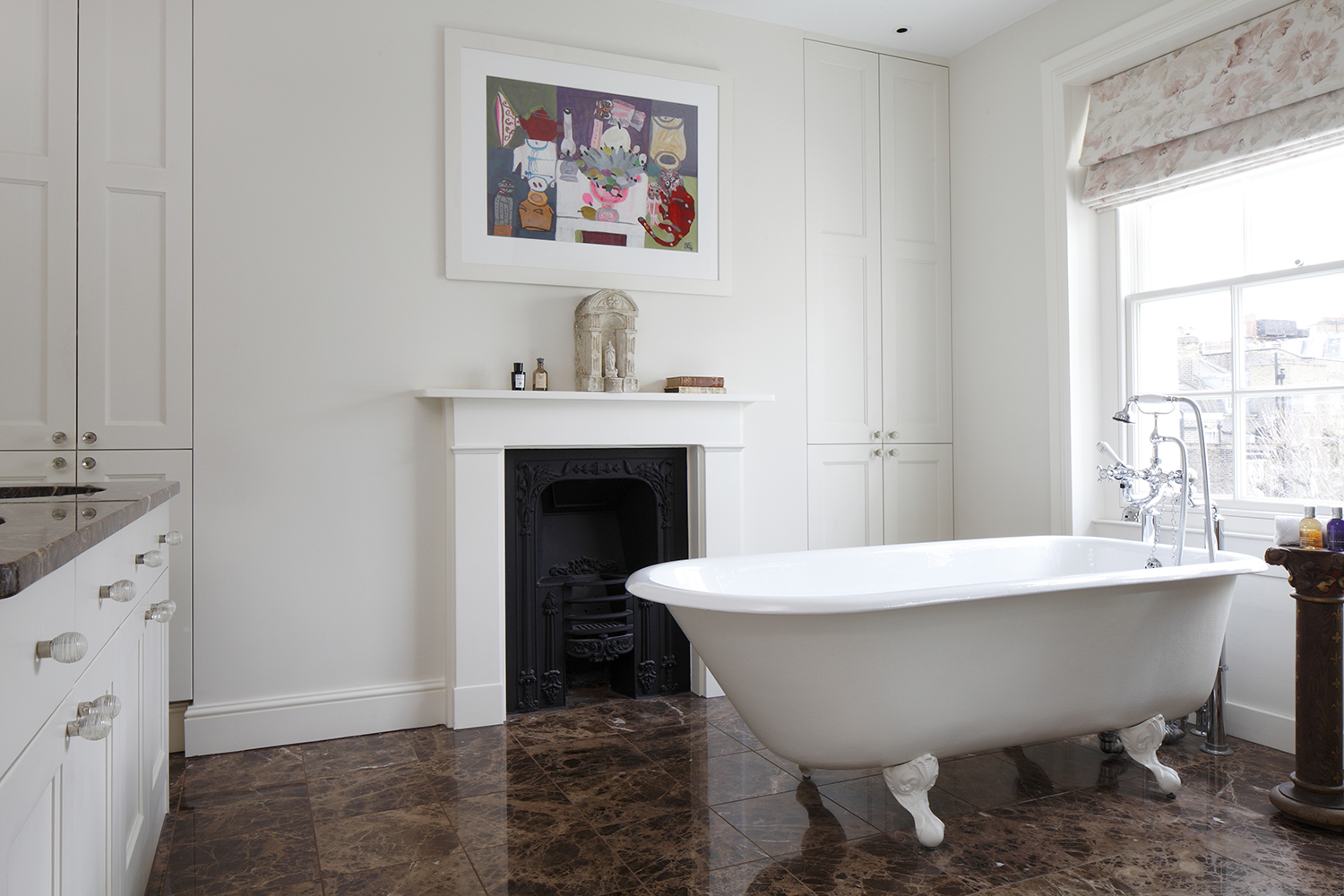 The ensuite bathroom with underfloor heating below a rich chocolate brown/nero marble tiled floor.