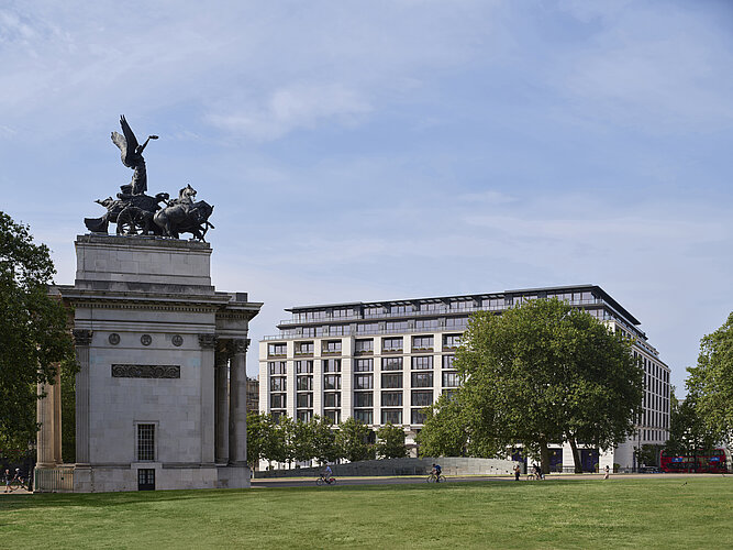 The Peninsula London, Exterior