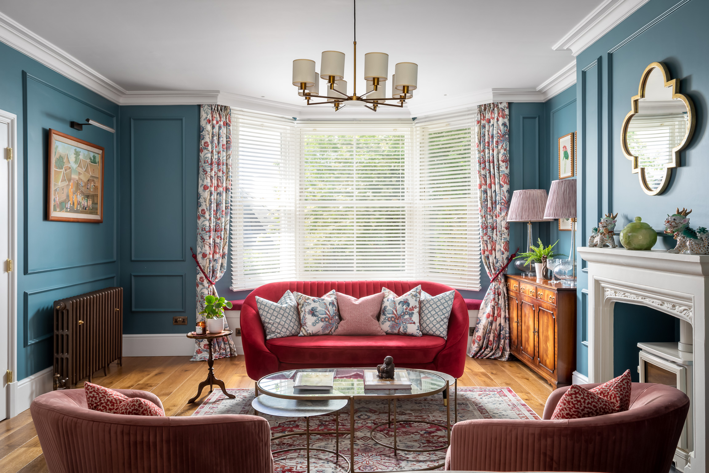 Classic Sitting room with automated venetial blinds 