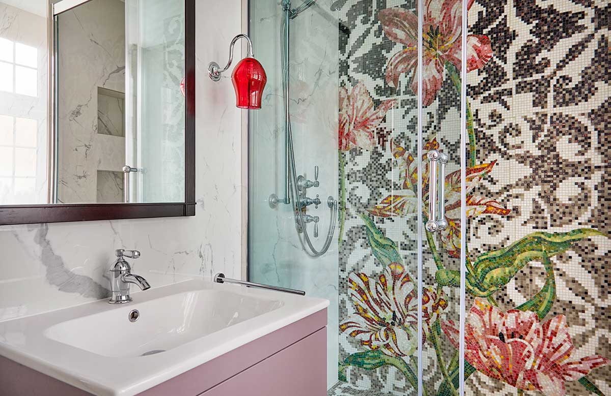 A Bisazza clad master en suite 