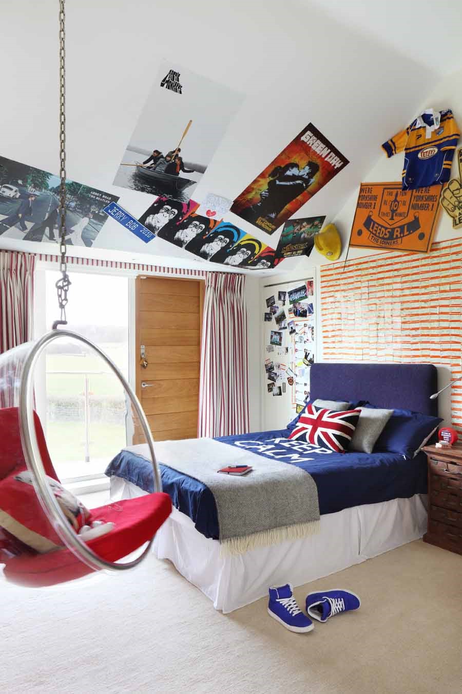 Child's bedroom; teenagers bedroom;