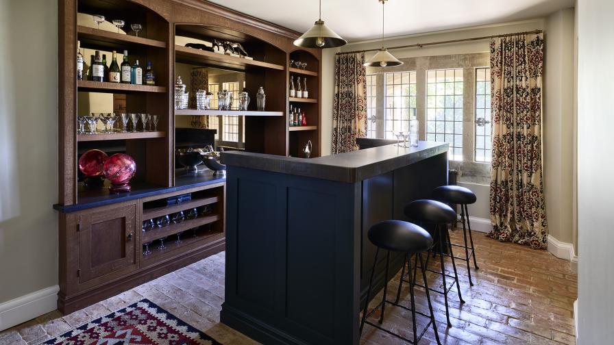 A home bar in dark oak and dark grey lacquer with 3 bar stools and a bar-top