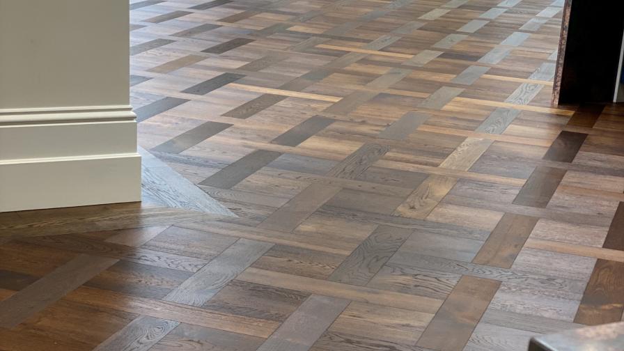 Herringbone Basket weave pattern parquet wood flooring in a hallway TW E931